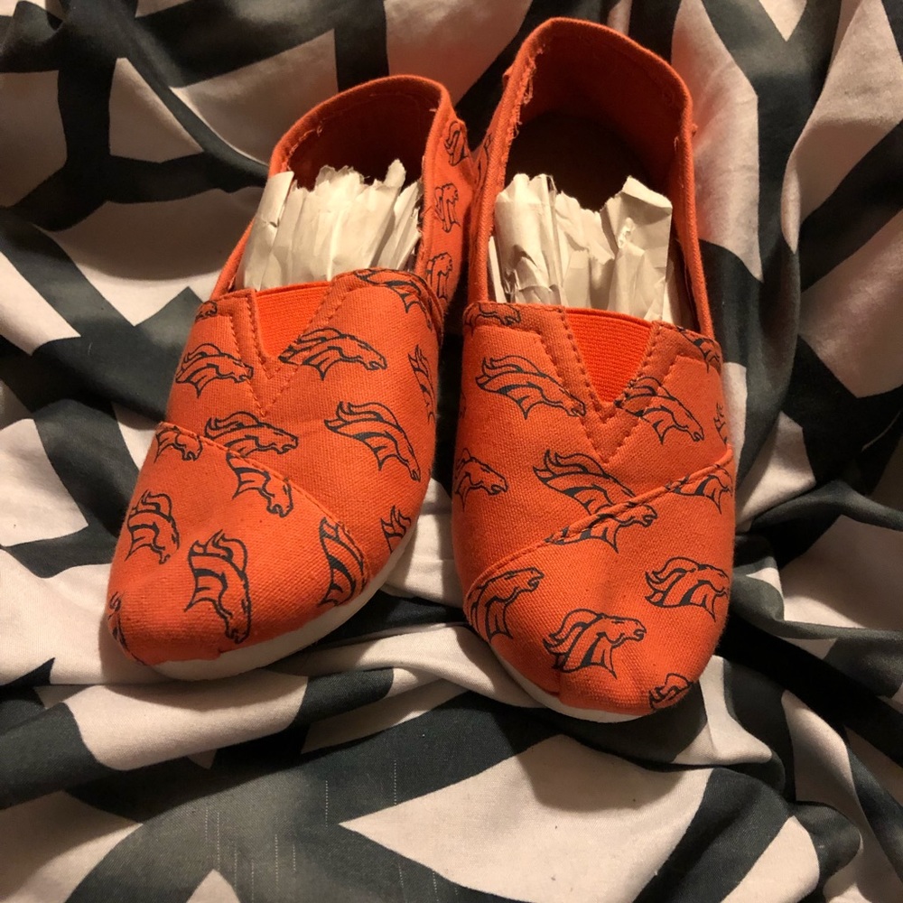 Size 7 women bronco shoes